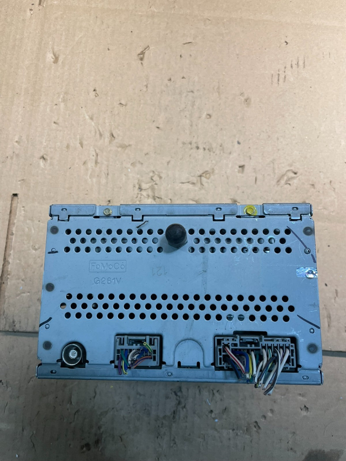 2008 - 2009 Ford Taurus X AM FM Radio MP3 6 Disc CD Player Auxiliary v8746 DG2