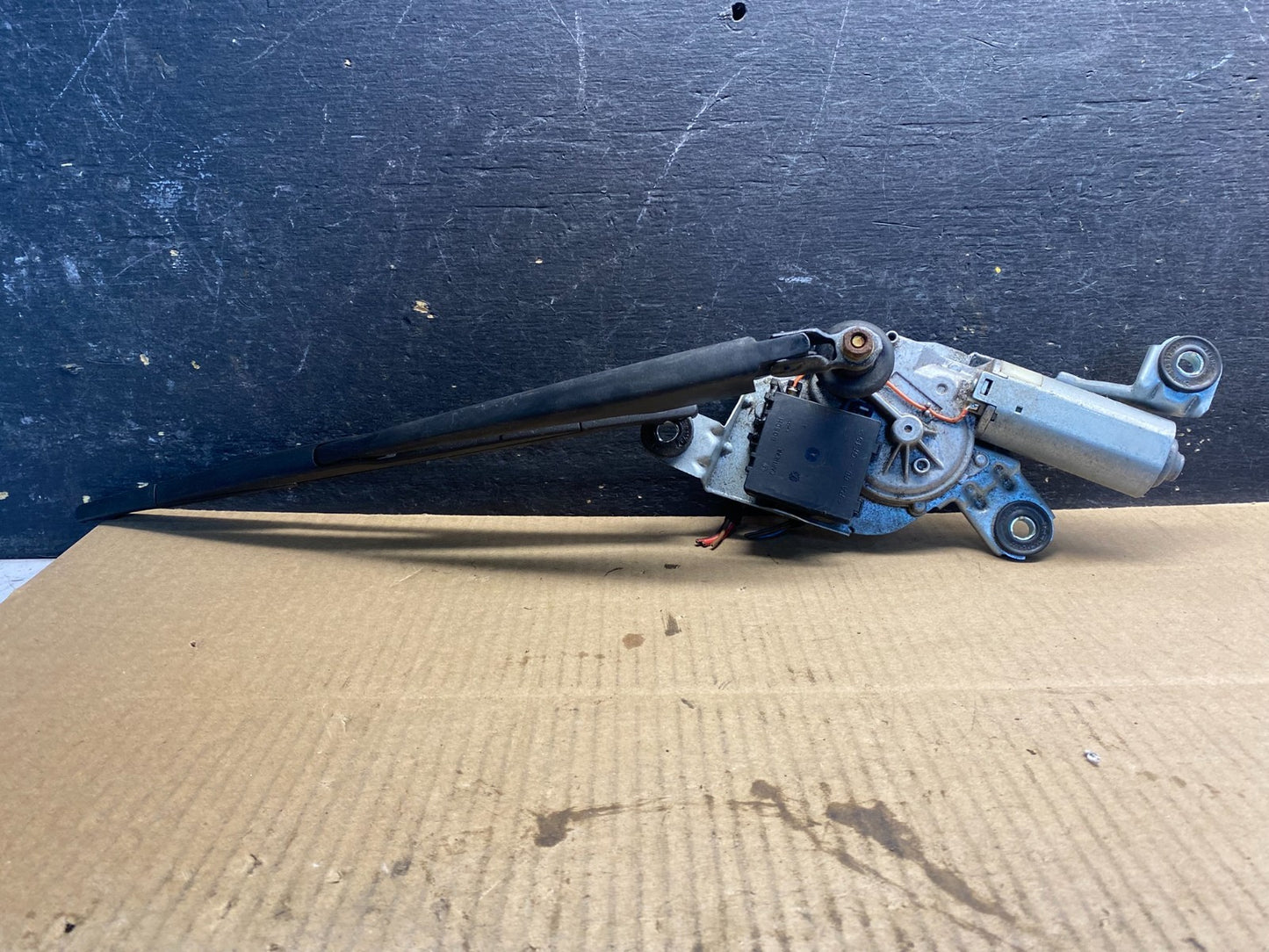 2004 to 2010 BMW X3 E83 Rear Windshield Wiper Motor OEM Z4766  DG0
