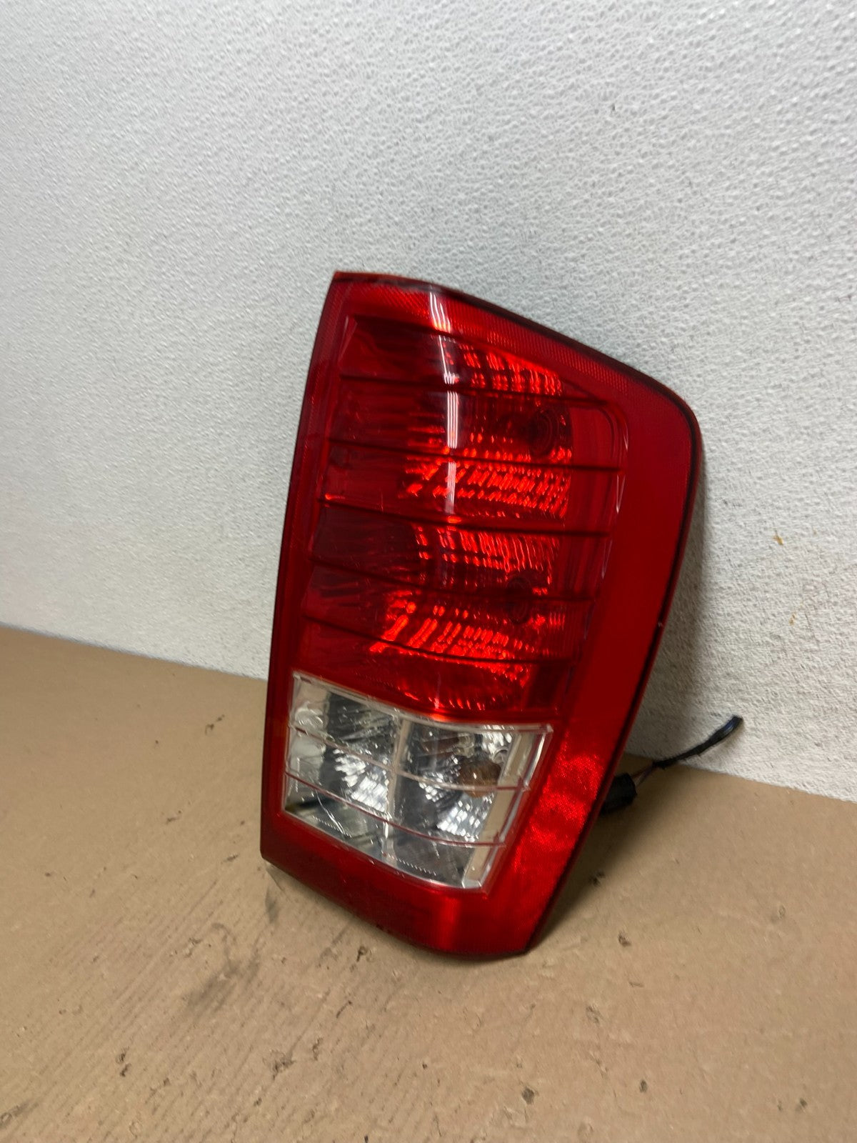 2007 2010 Hyundai Entourage Right Passenger RH Tail Light AE7351 DW1