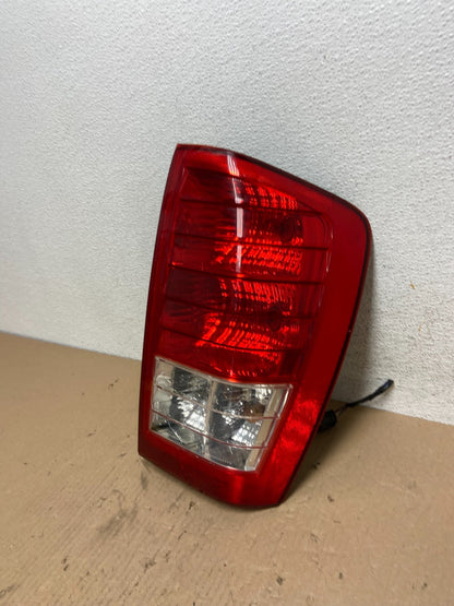 2007 2010 Hyundai Entourage Right Passenger RH Tail Light AE7351 DW1