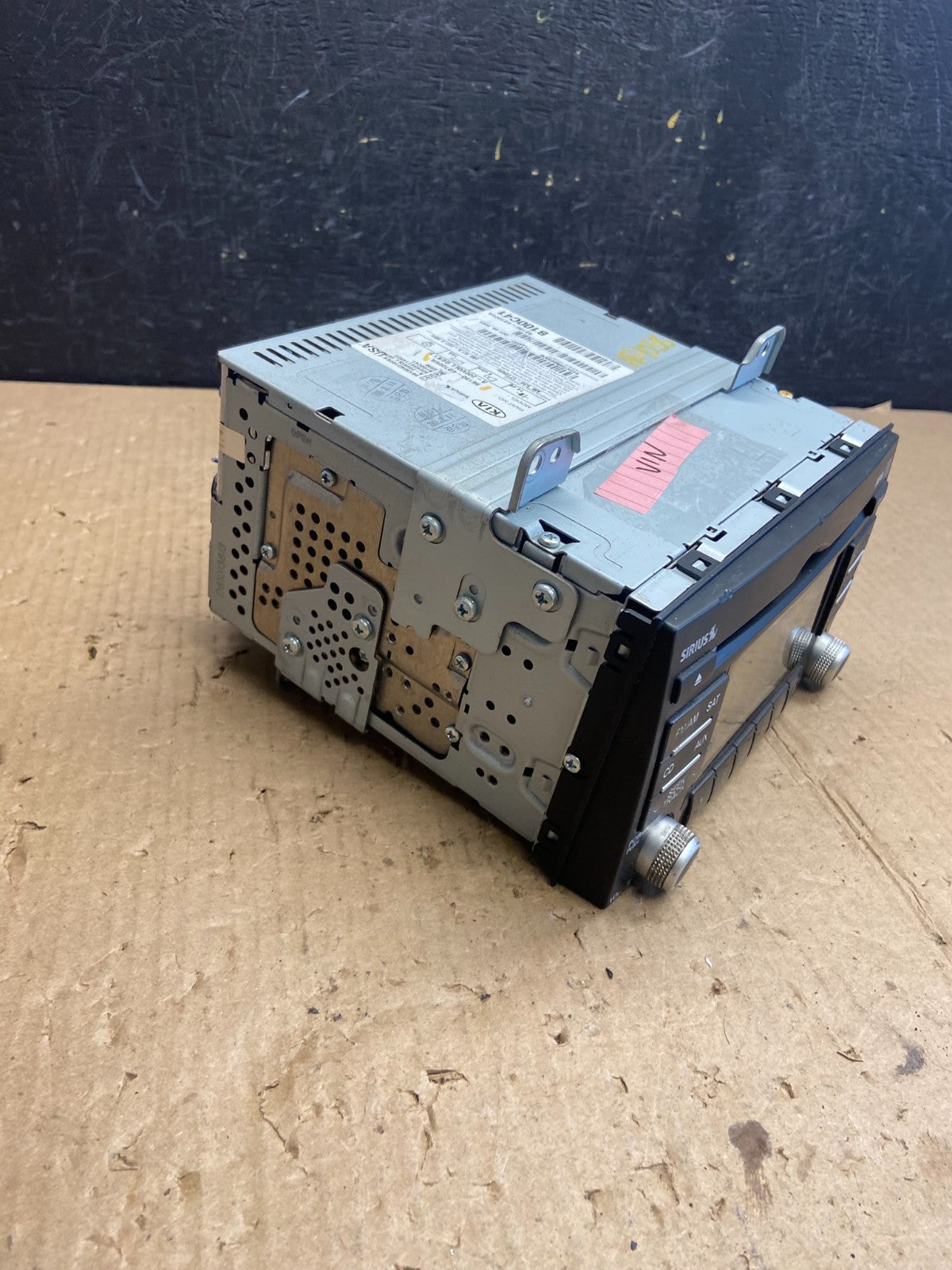2009 - 2011 Kia Sedona Entourage Radio Stereo Receiver AM FM CD Player AE4058 DG1
