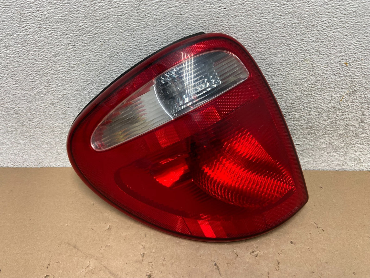 2004 to 2007 Dodge Grand Caravan Left Driver Lh Side Tail Light AG43930