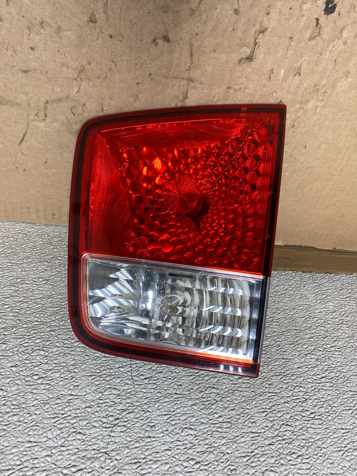 2009 2010 2011 Kia Borrego Right Passenger Side Inner Tail Light U8721 DW0