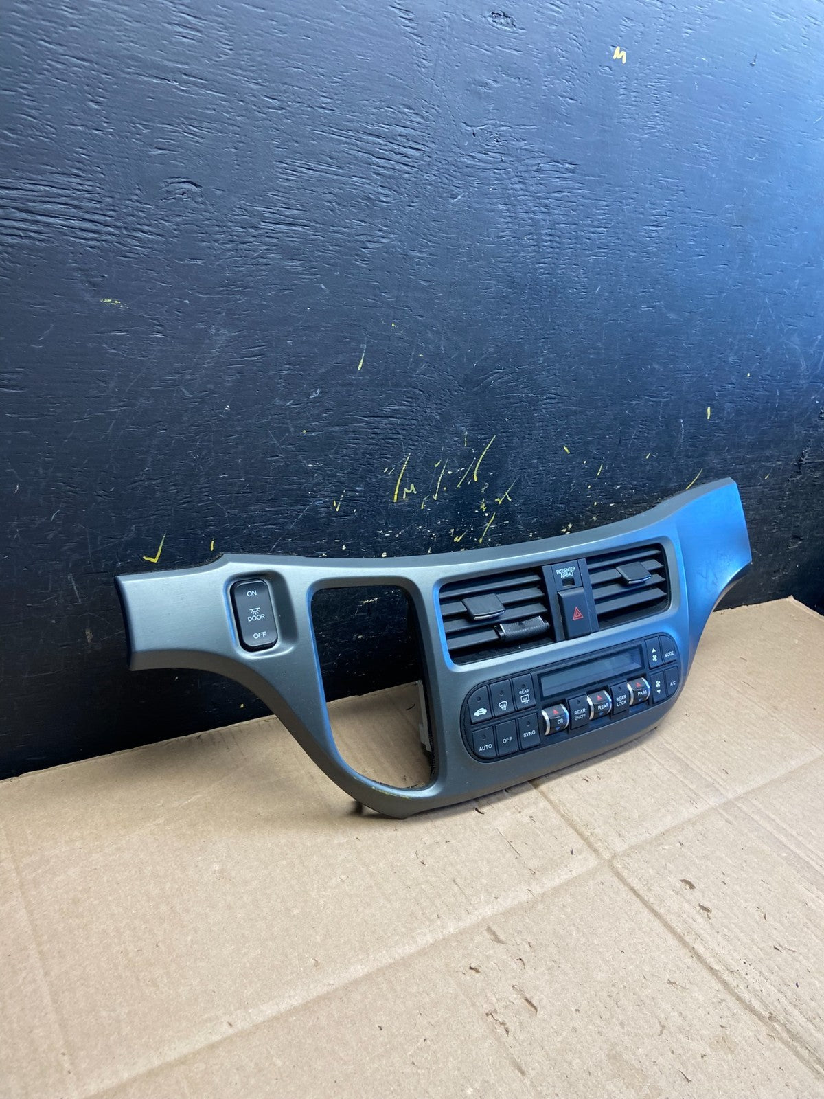 2005 to 2010 Honda Odyssey  Radio Climate Control Dash Trim Bezel Oem AA4917 DG1