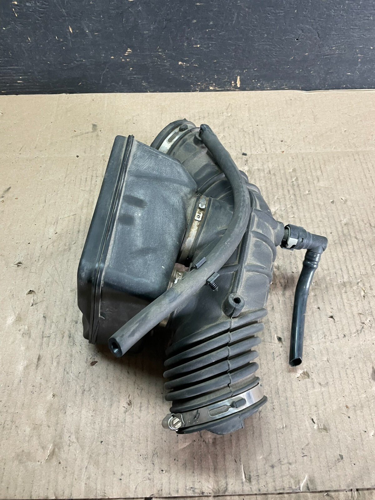 2009 to 2012 Ford Flex Taurus Lincoln Mks Air Hose Duct Tube OEM M8934 DG2