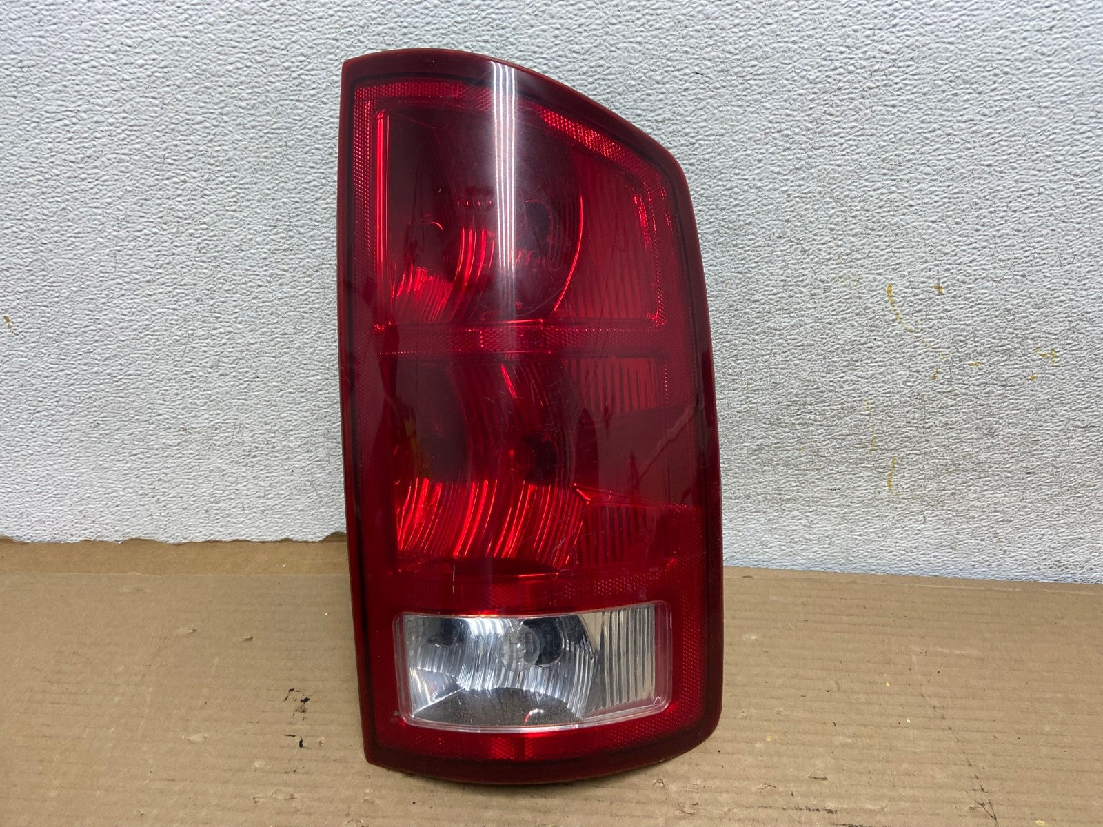 2002 to 2006 Dodge Ram 1500 Right passenger Rh side Tail Light AH0615 LK0