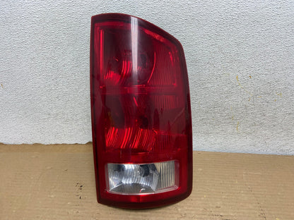 2002 to 2006 Dodge Ram 1500 Right passenger Rh side Tail Light AH0615 LK0