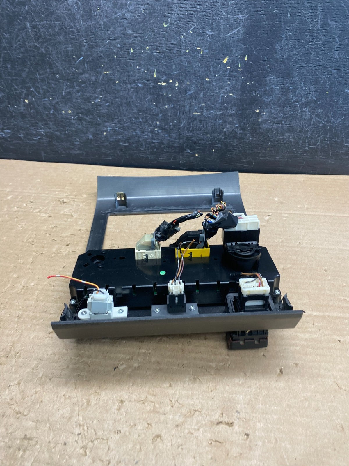 2004 - 2007 Nissan Titan Armada Radio r Climate Control Bezel Trim AG8478 DG5