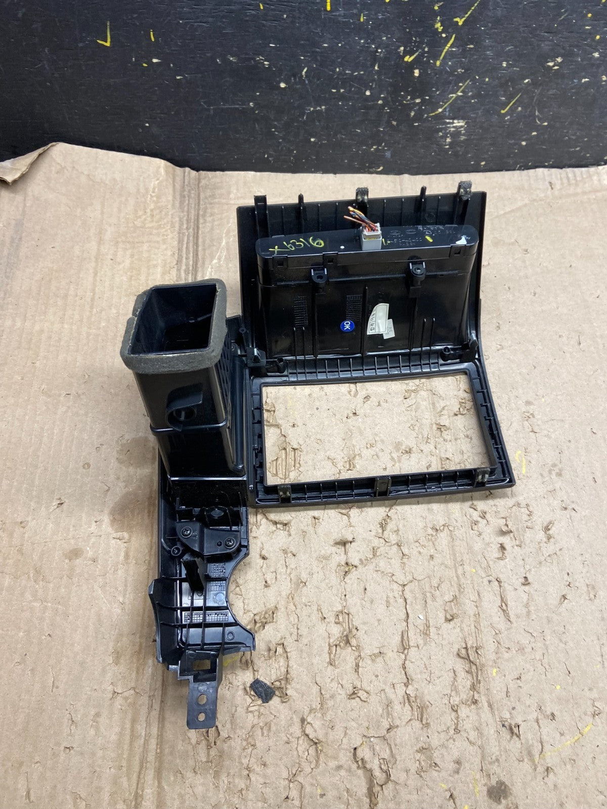 2006-2012 Hyundai Entourage Sedona Center Radio Clock Bezel Air Vent X6316 DG3