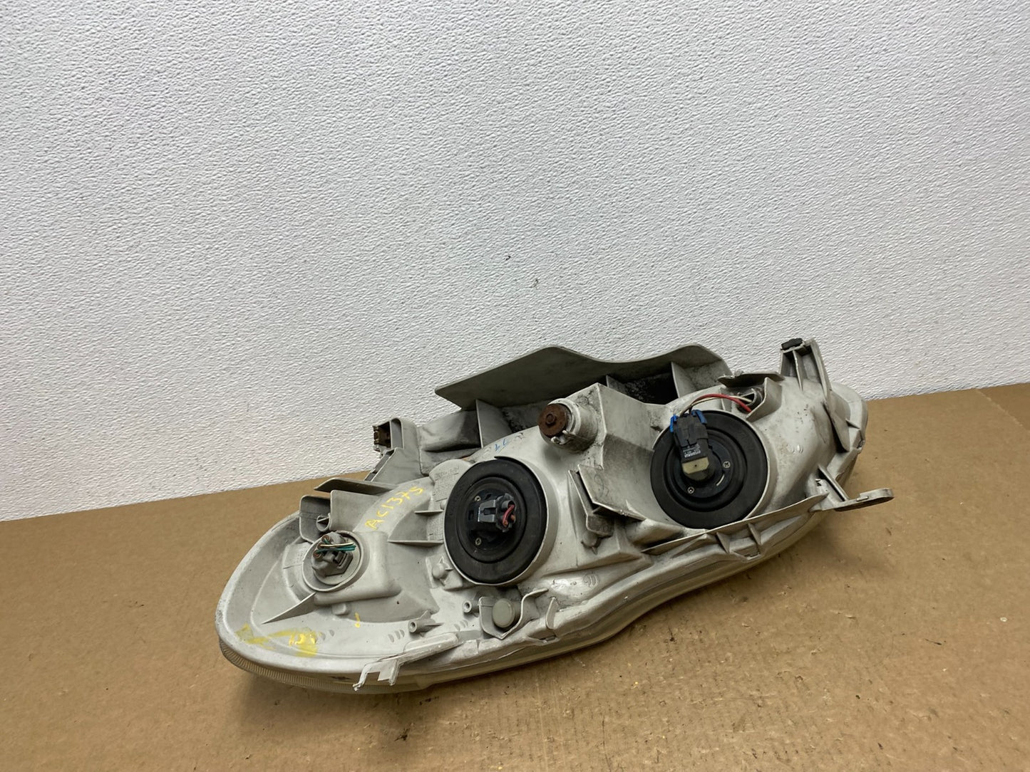 2003 to 2004 Toyota Corolla Right Passenger RH side Headlight AC1375 DW8