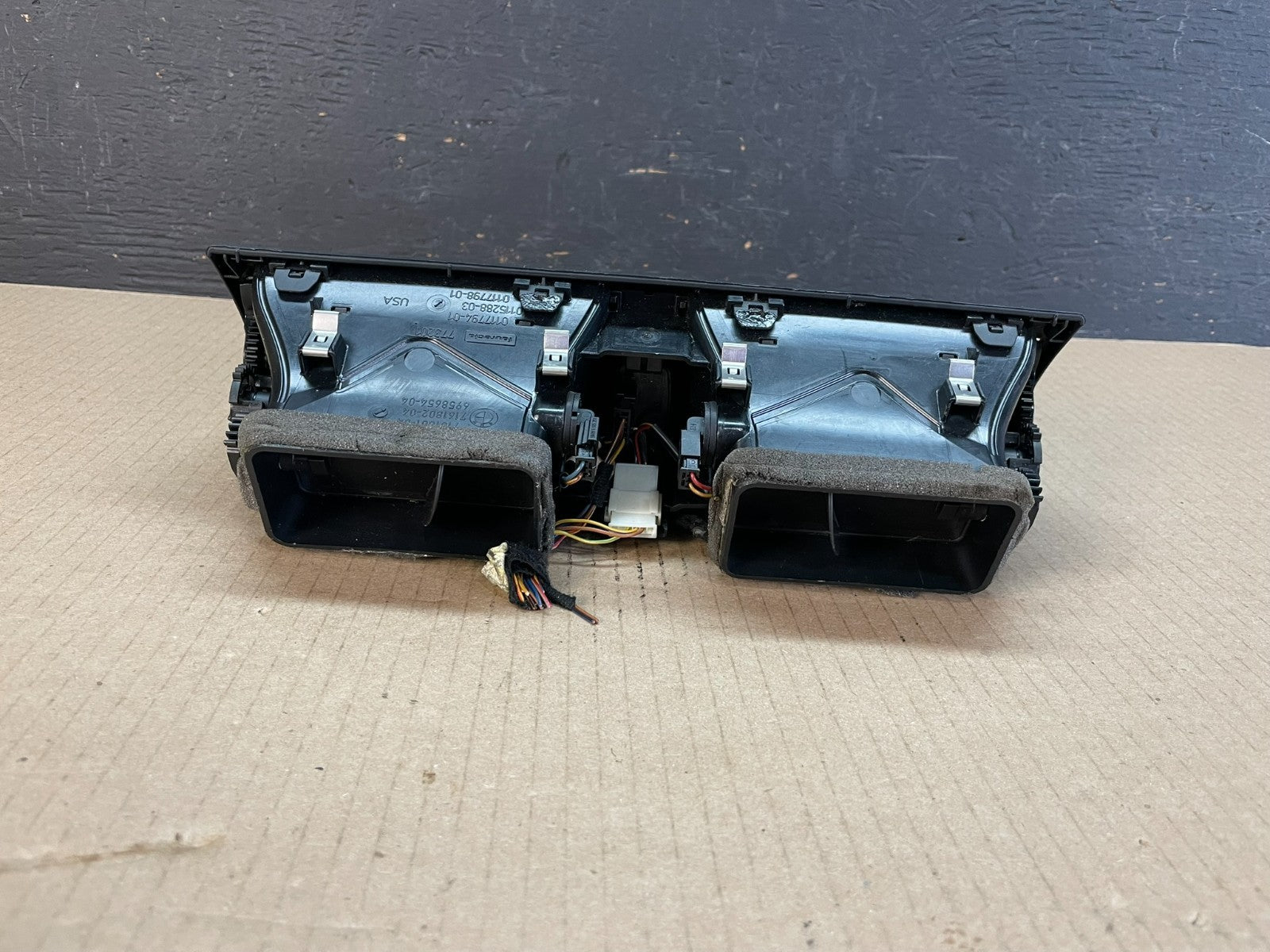 2007 to 2013 BMW X5 X6 Center Console Dash Air Vent AE3412 DG6