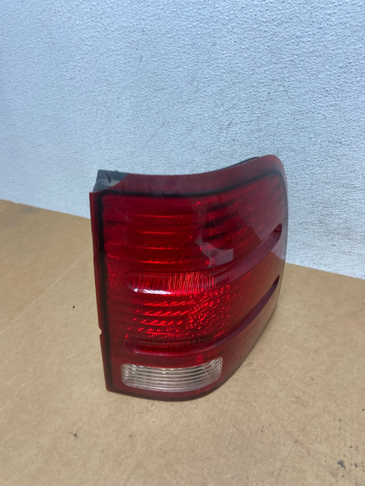 2002 to 2005 Ford Explorer Right Passenger Rh Side Tail light AE2983 LK2