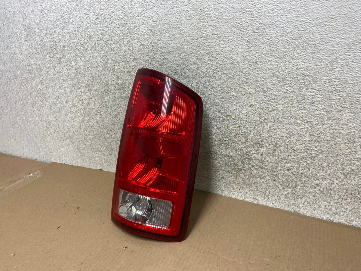 2002 to 2006 Dodge Ram 1500 Right passenger Rh side Tail Light AH4367 LK2