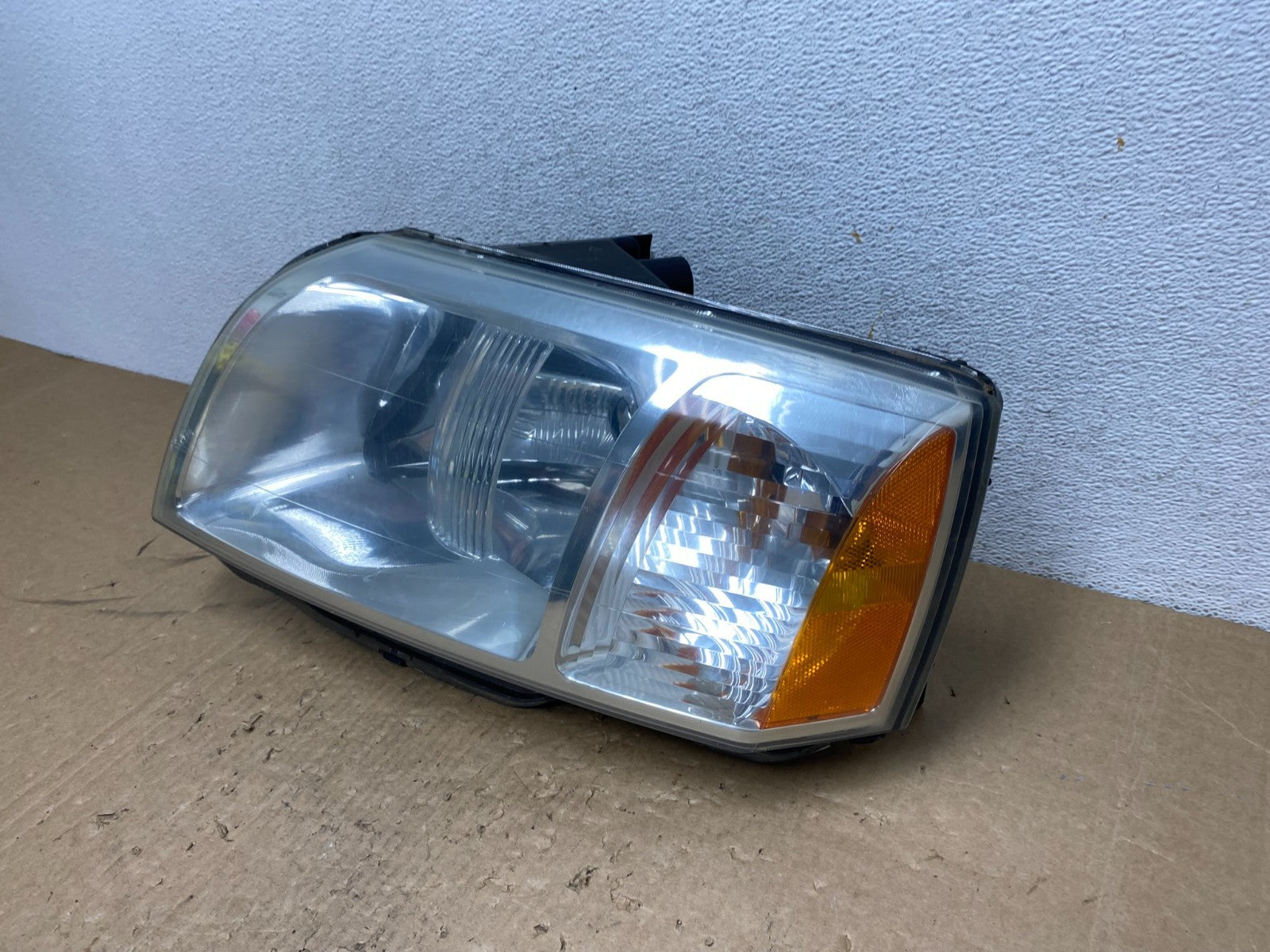 2004 - 2008 Mitsubishi Endeavor Headlight Left Driver Lh Side AG1143 DW1