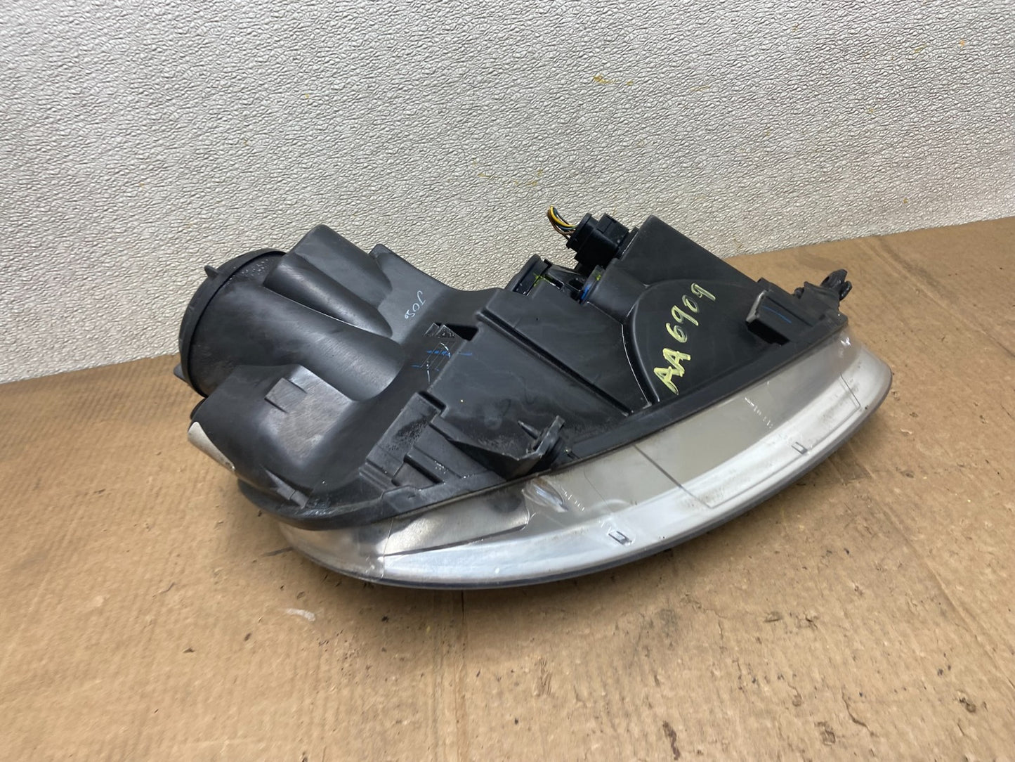 2005 to 2010 Volkswagen Jetta Left Driver LH Side Headlight Halogen AA6909 DW7