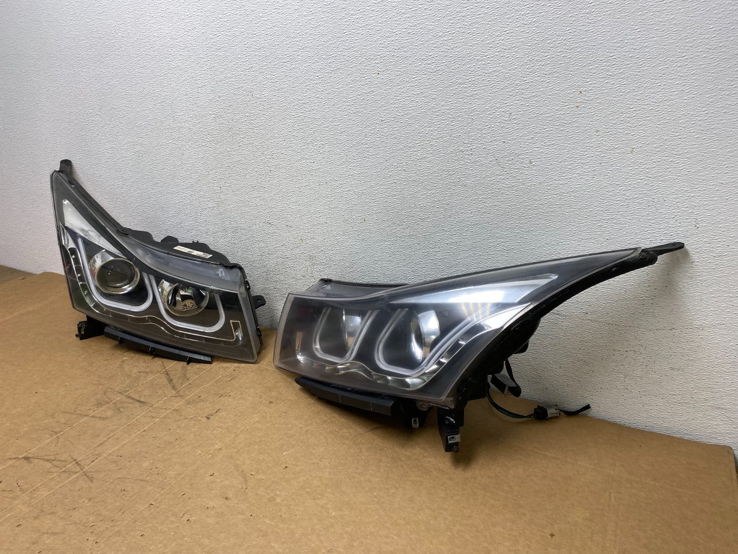 2011 to 2015 Chevrolet Cruze Left+Right Set LED Headlights ad6330 DG1