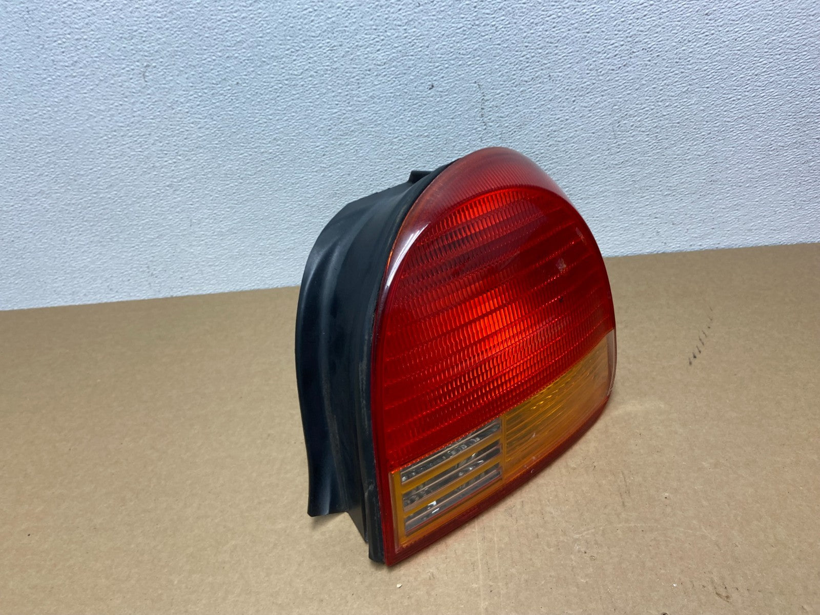 1999 2000 2001 Hyundai Sonata Right Passenger Rh Side Tail Light Oem AB9974 DW2