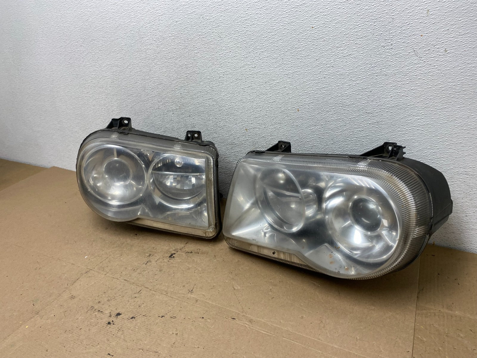 2005 to 2010 Chrysler 300C Left+Right Side Xenon Headlights AF4646 DW1