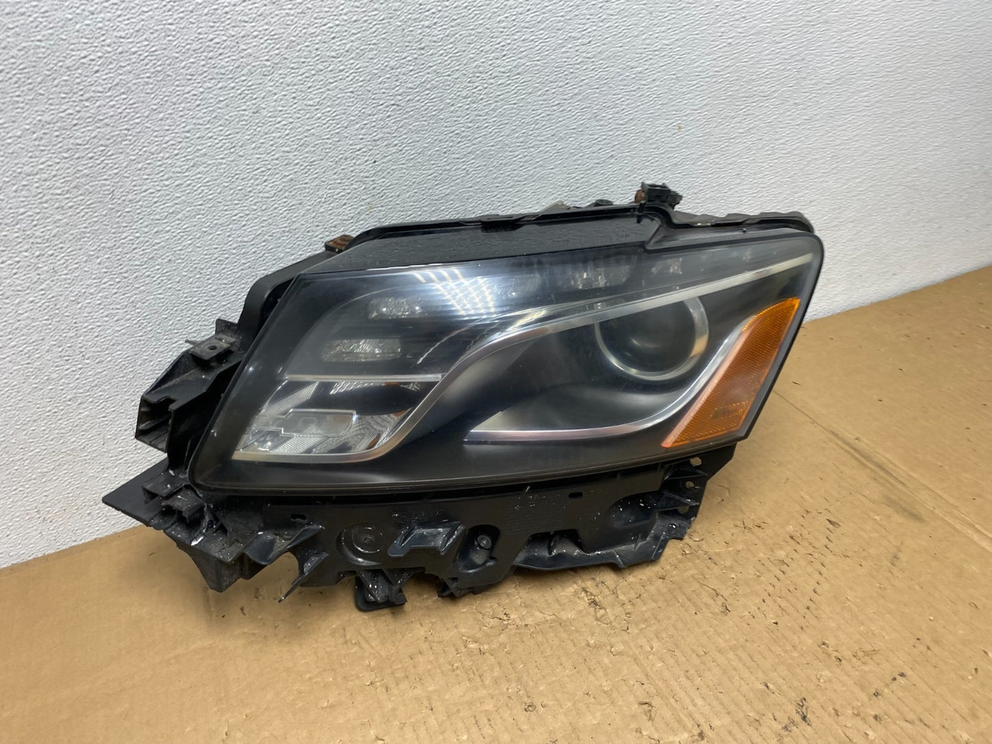 2009-2012 Audi Q5 Left Driver LH Side Xenon HID Headlight AD1074 DW2