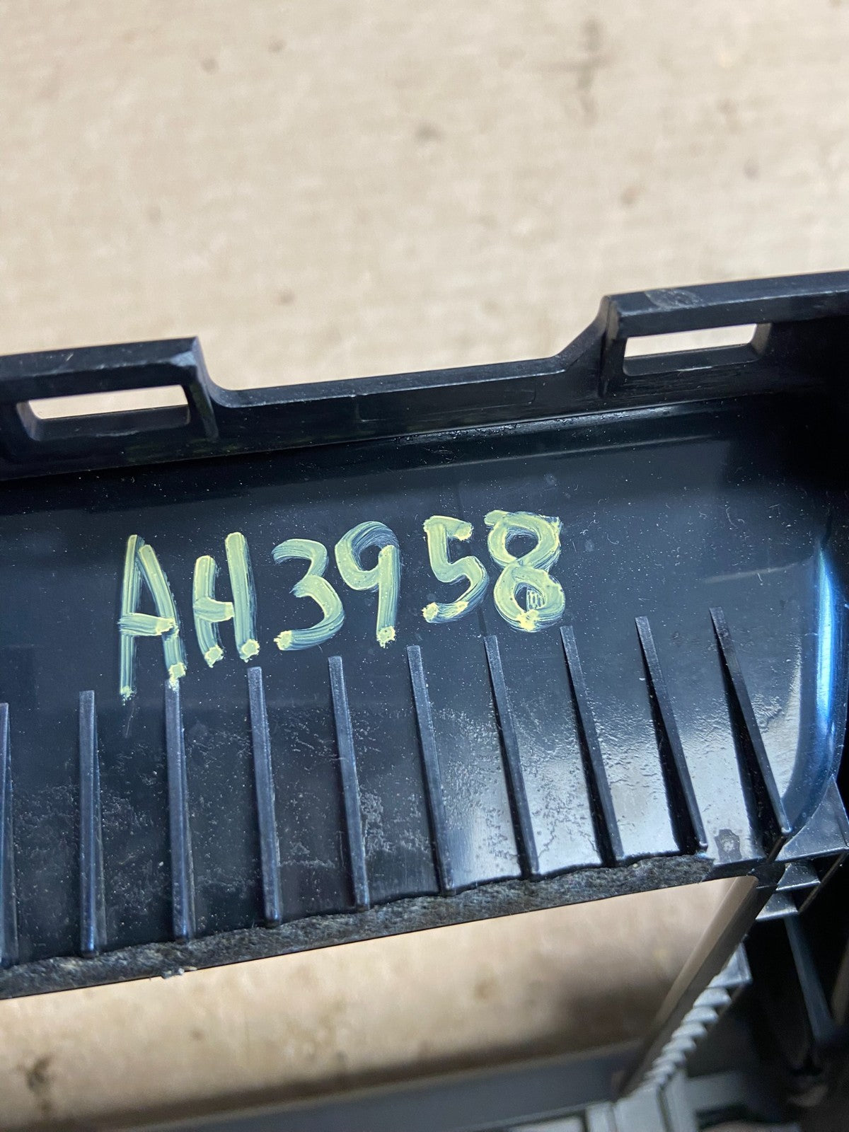 2009-2010 Nissan Murano Radio Center Console Display Bezel Air Vent OE AH3958 DG5