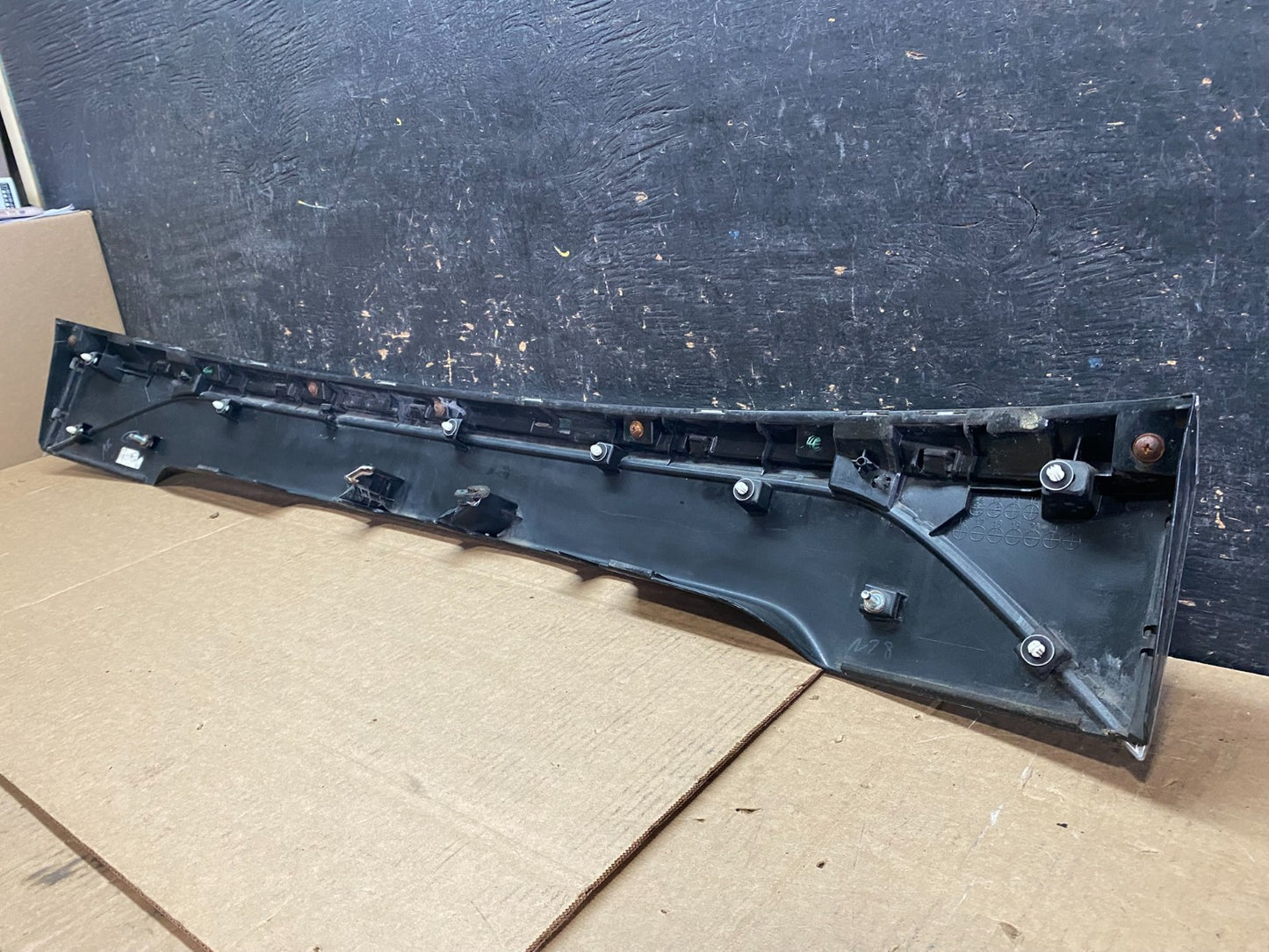 2014-2015 Mitsubishi Outlander Trunk Tailgate Liftgate Center Panel Y9305 DG8