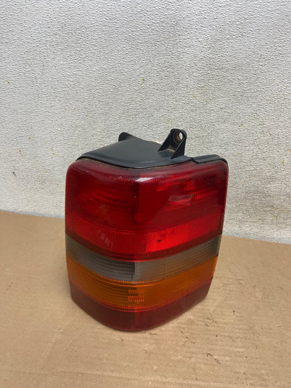 1993-1998 Jeep Grand Cherokee ZJ Right Passenger Side Rh Tail Light AH9400 LK0