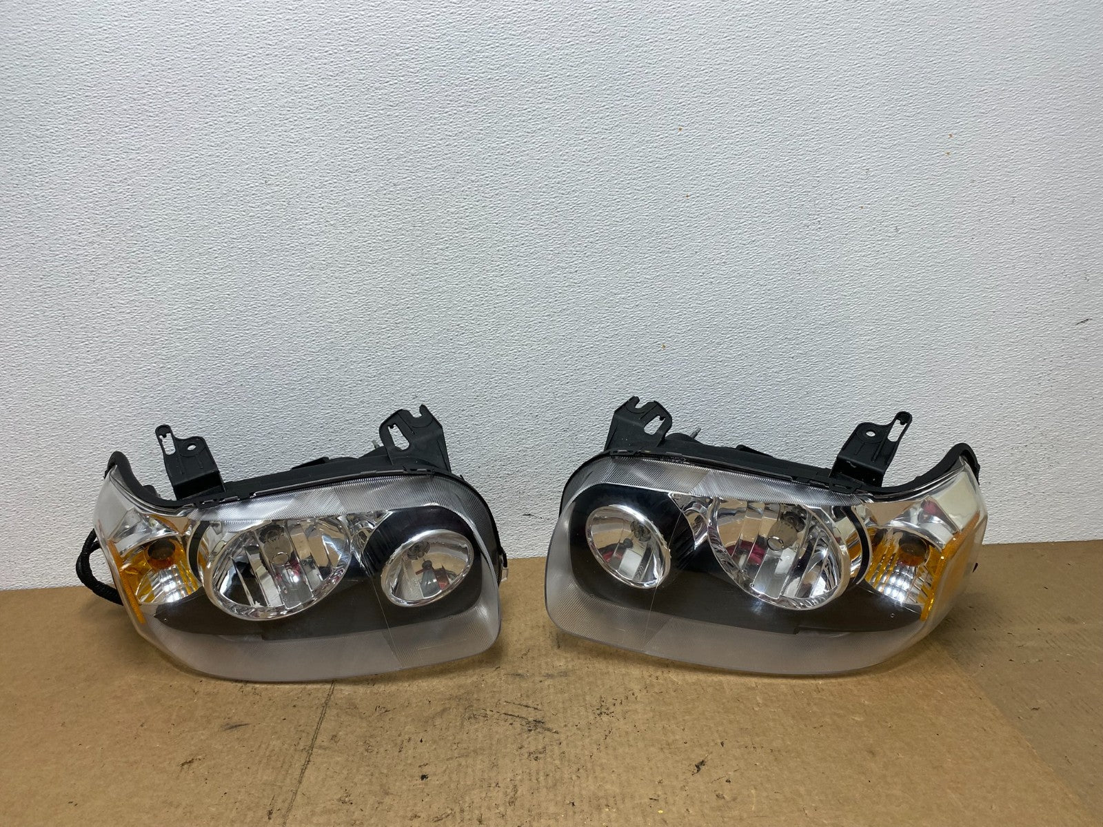 2005 - 2007 Ford Escape Headlights Left+Right Halogen AC3549 DW0