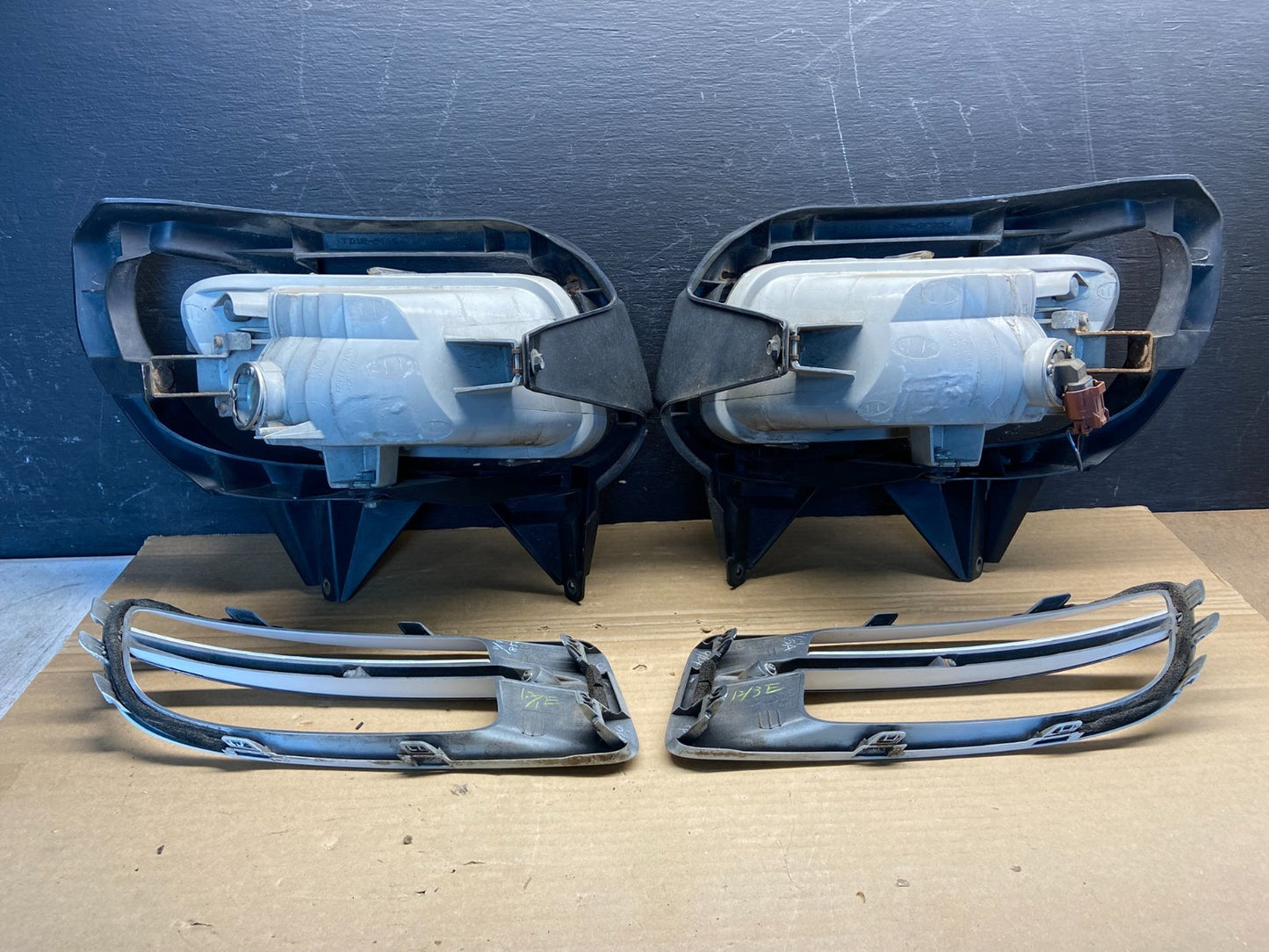 2007 to 2009 Mazda CX9 CX-9 Left+Right Set Fog Lights AE45892