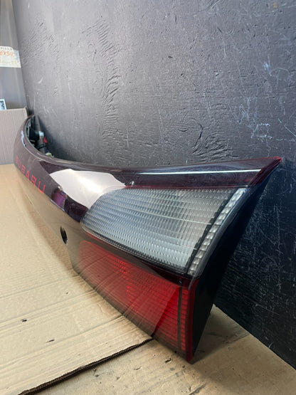 2002 - 2004 Subaru Outback Trunk Hatch Lid Tail Light Panel Center AC9760 DG1