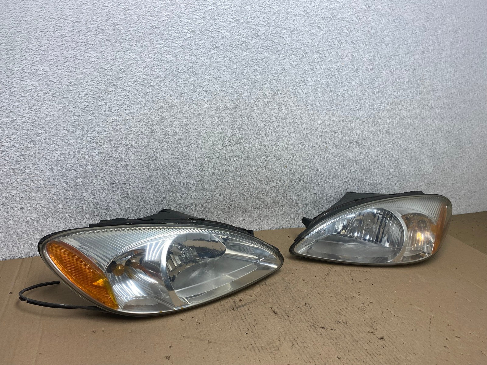 2000 to 2007 Ford Taurus Left+Right Side Halogen Headlights AF4231 LK2