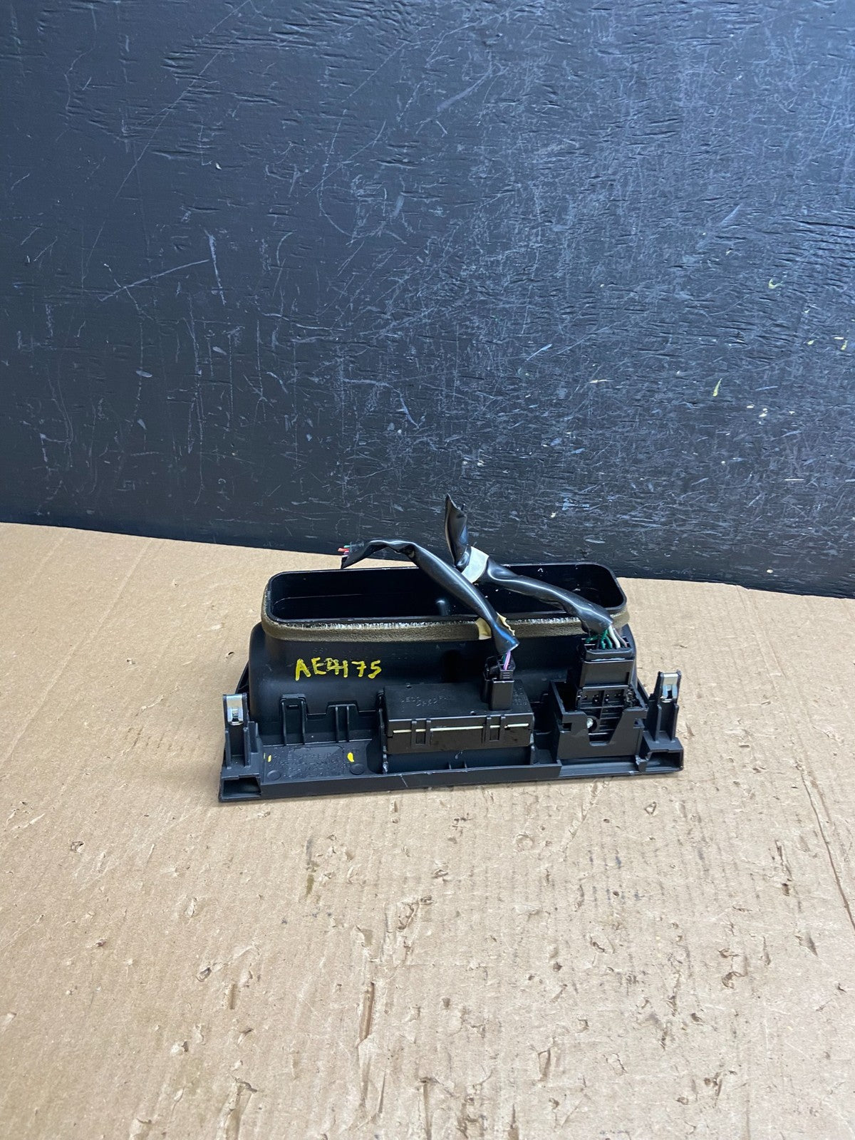 1997 to 2001 Lexus ES330 ES300 Front Center Side Air Vent AE4175 DG3