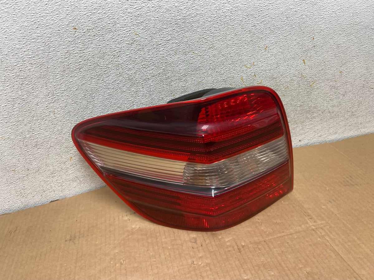 2009 to 2011 Mercedes ML350 ML-Class Left Driver Side LH Tail Light AI6934 LK0