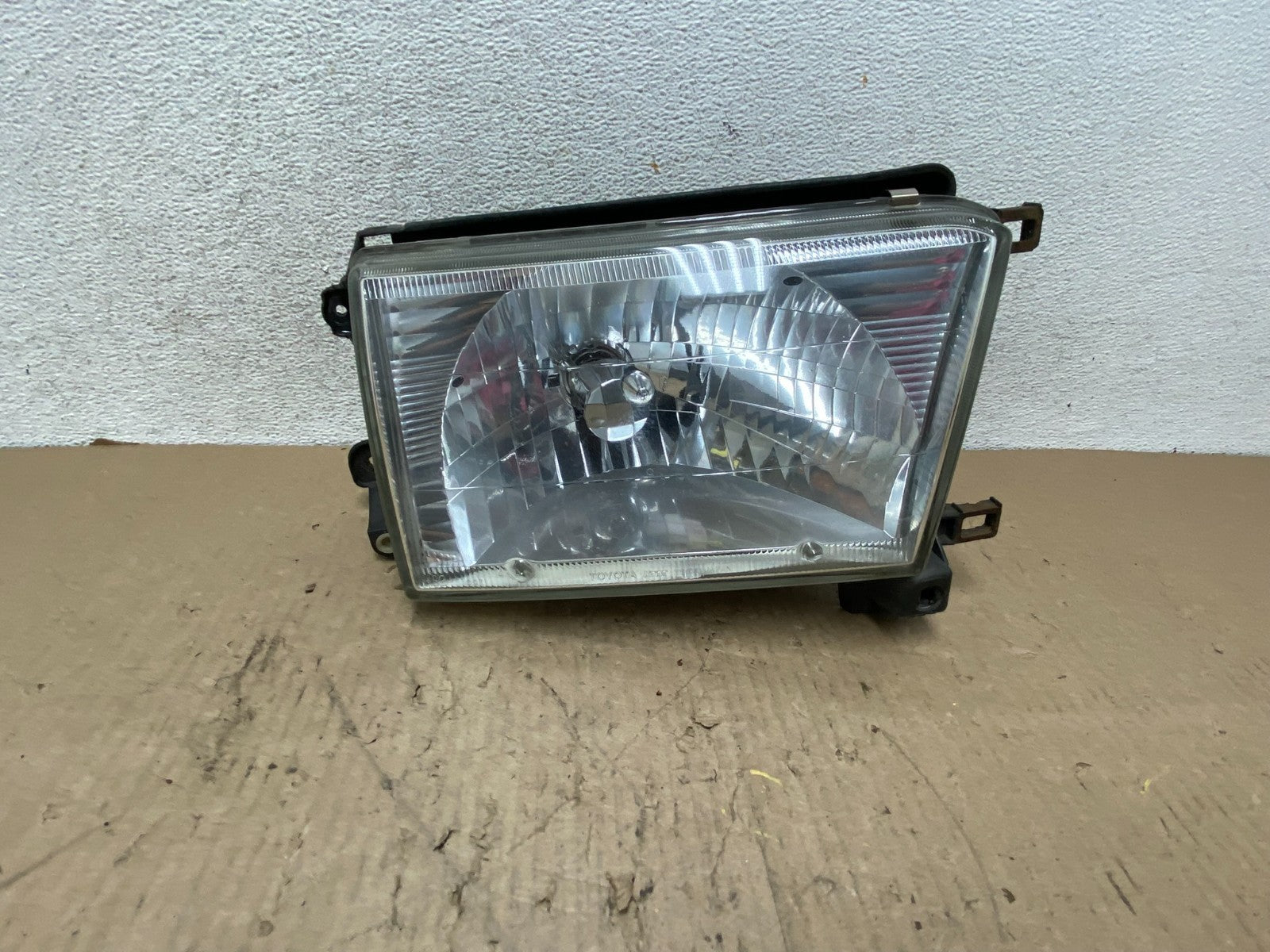 1996 to 2002 Toyota 4Runner Halogen Right Headlight AG8080 DW0