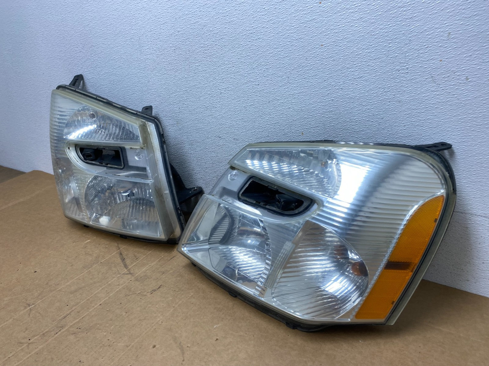 2005 to 2009 Chevrolet Equinox Left+Right Set Halogen Headlights AD6126 DW1