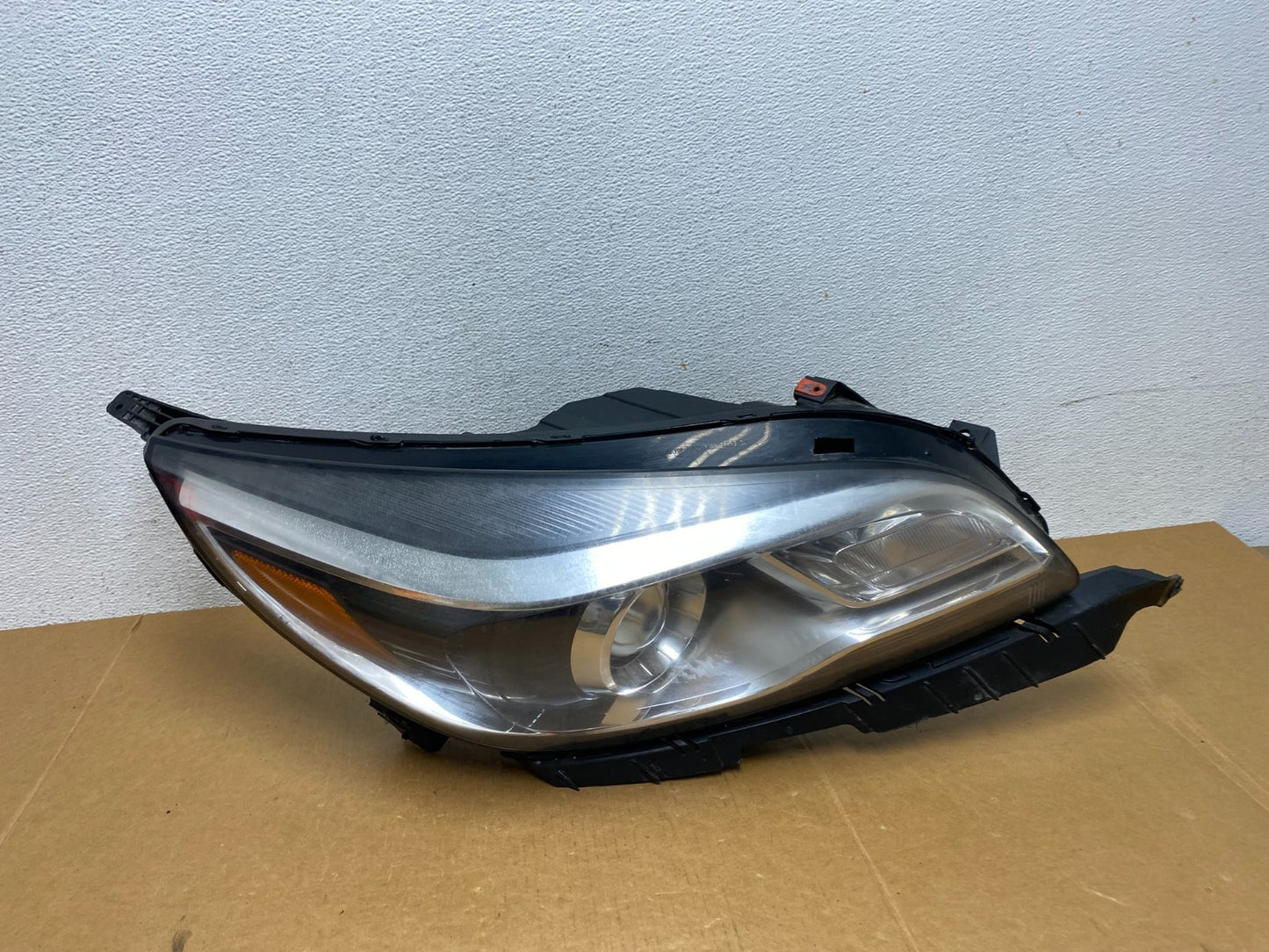 2013 to 2016 Chevrolet Malibu Right Passenger Headlight Xenon HID AD8948 DW0