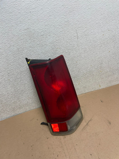 2000 to 2002 Chevrolet Express Left LH Side Tail Light Oem Q4284 DW2