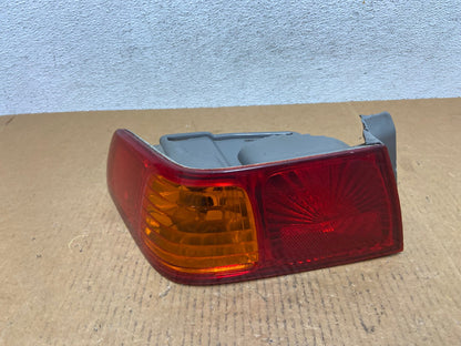 2000 to 2001 Toyota Camry Tail Light Left Driver Lh Side AE0516 LK0