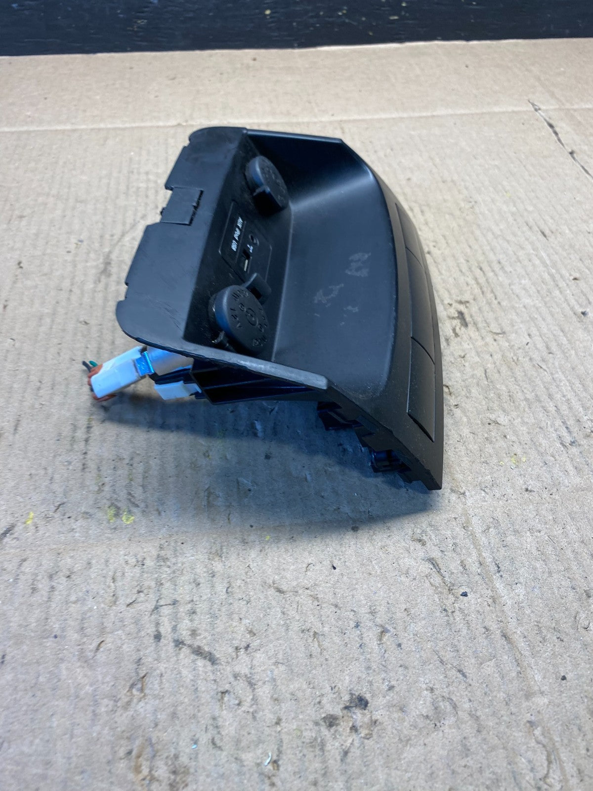 2011-2013 Kia Sorento Center Console Aux USB Power Outlet R6063 DG3