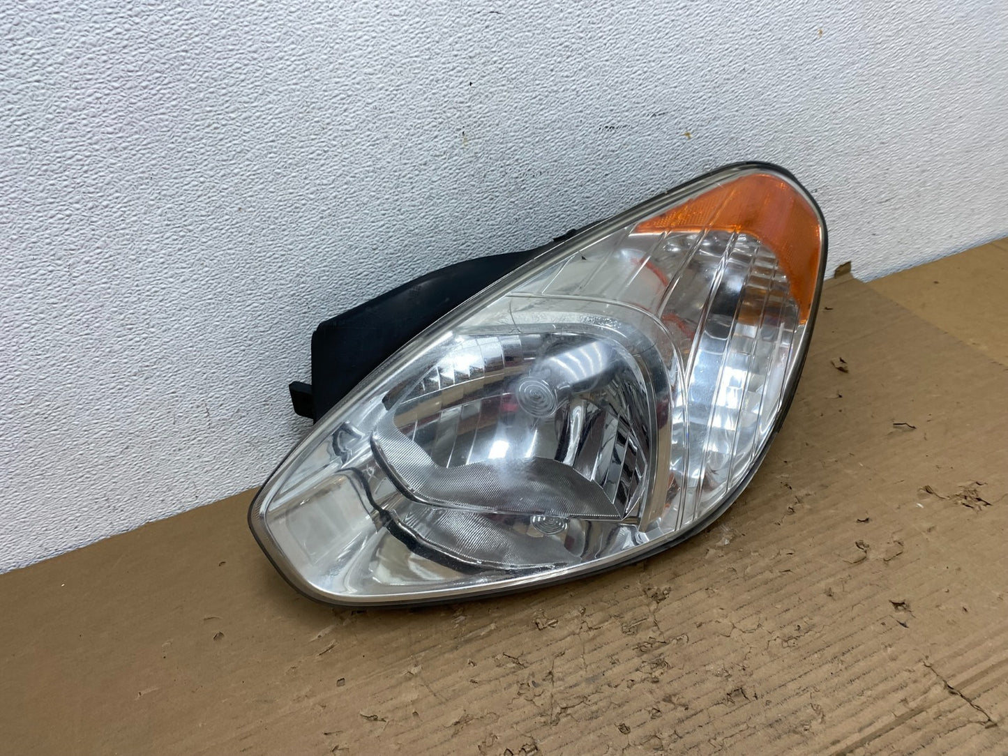 2006 to 2011 Hyundai Accent Sedan Left Driver LH Halogen Headlight AD4330 DW2
