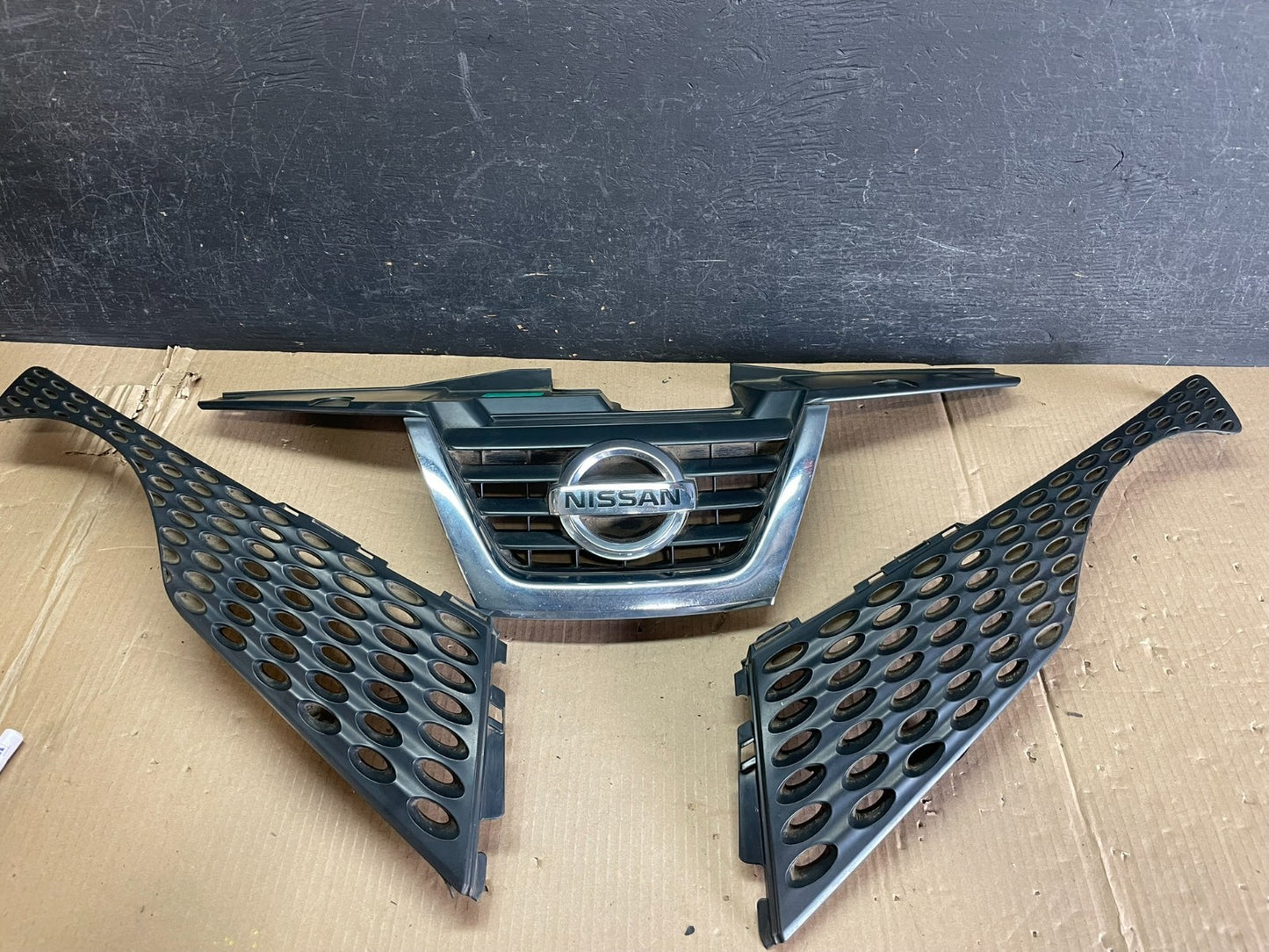 2011 to 2014 Nissan Juke Front Left+Right Upper Grill Grille AE3607 DG0