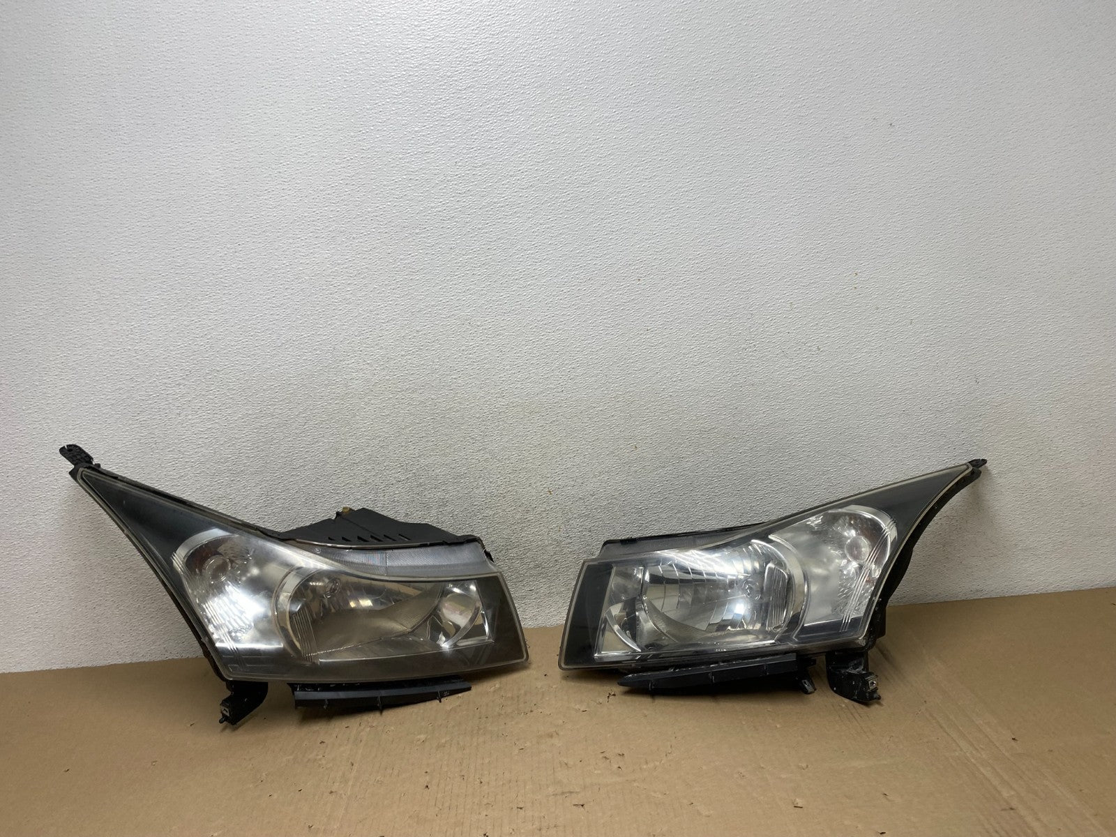 2011 to 2015 Chevrolet Cruze Halogen Left+Right Set Headlights AG6904 DW0