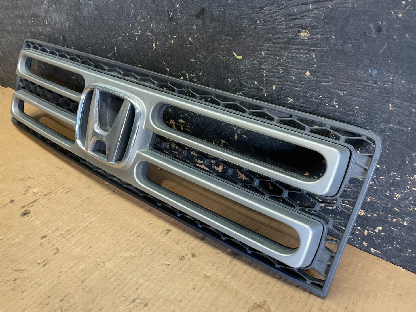 2006 to 2008 Honda Ridgeline Front Upper Grille Grill OEM  AA5937 DG2