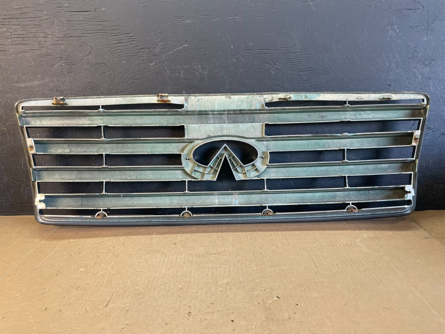 2004 to 2007 Infiniti QX56 Front Upper Chrome Grill Grille AD5723 DW3