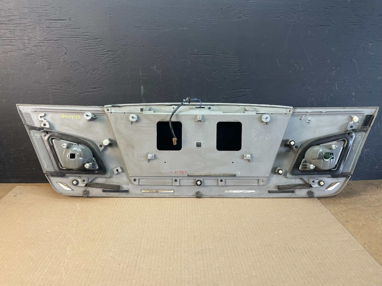 2006 2007 Infiniti M35 Rear Trunk Panel Trim Molding W/ Lights OEM ac1940 DG7