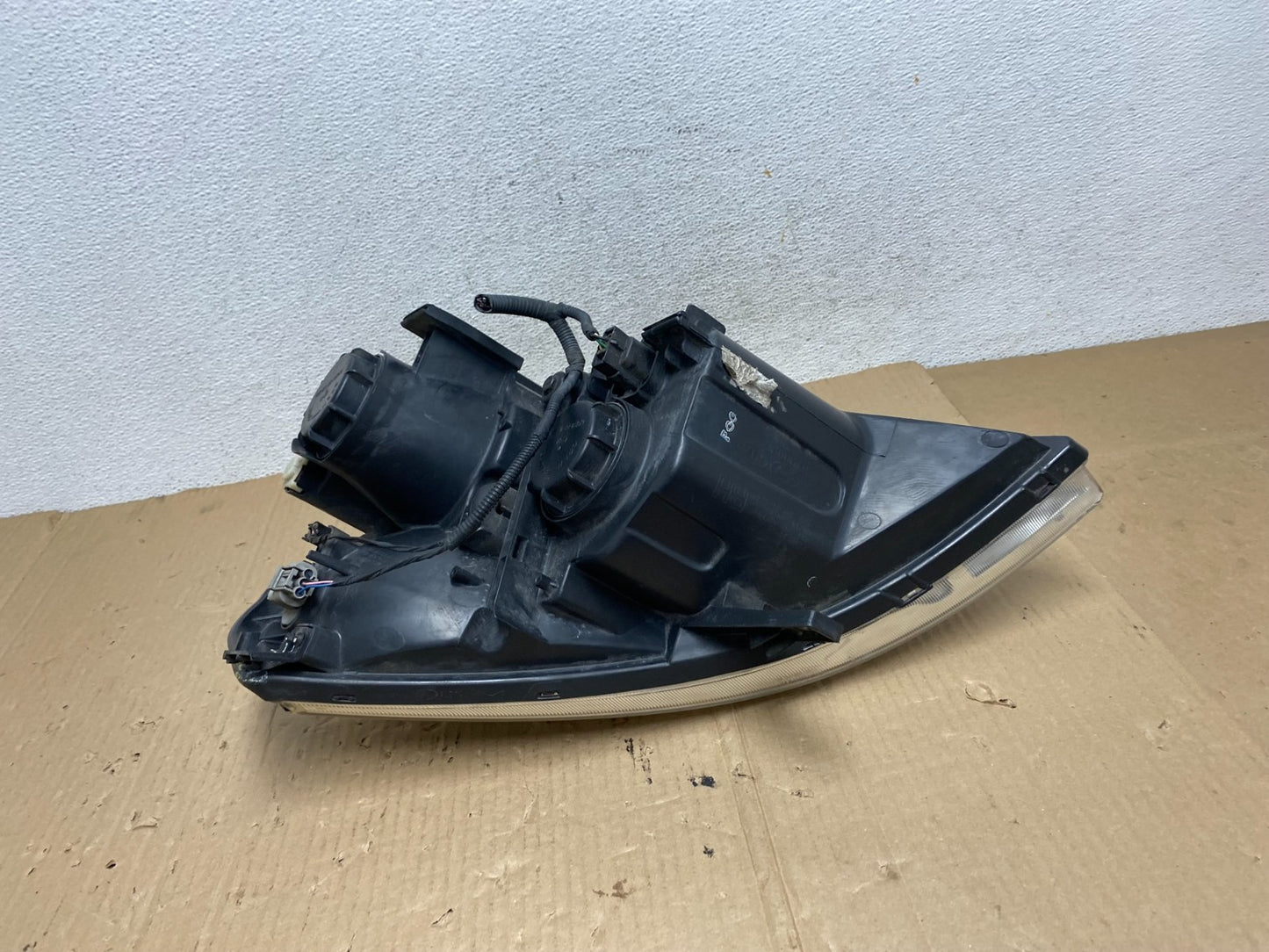 2008-2012 Kia Sedona Right Passenger RH Side Headlight Halogen AE9006 DW6