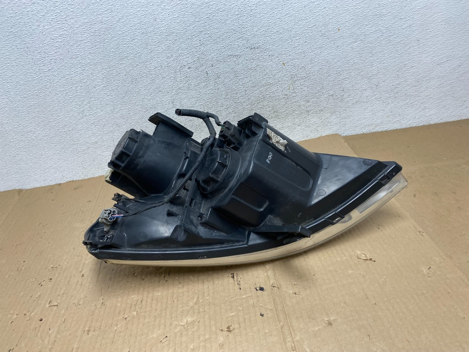 2008-2012 Kia Sedona Right Passenger RH Side Headlight Halogen AE9006 DW6