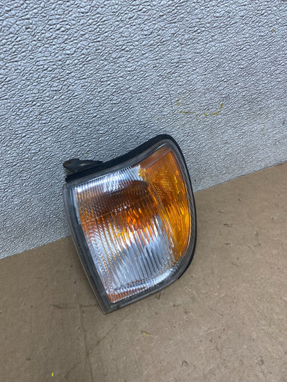 1999-2004 Nissan Pathfinder Front Left Driver Turn Signal Oem W8630 DW2