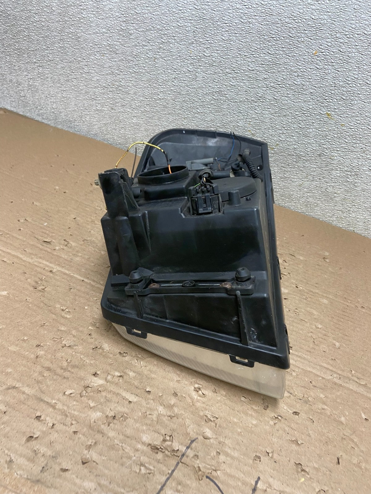 2002 to 2009 Gmc Envoy Right Passenger RH Side Headlight Halogen AB1597 DW9