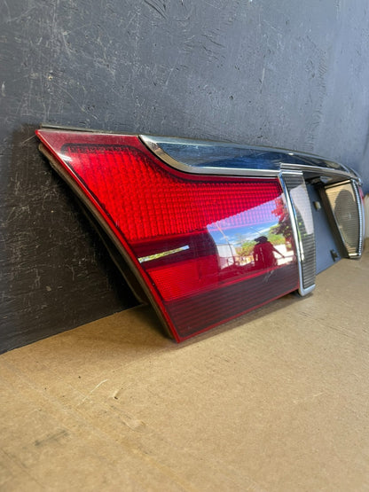 2003 2004 2005 Mercury Grand Marquis Trunk Lid Center Tail Light AD0102 DG2