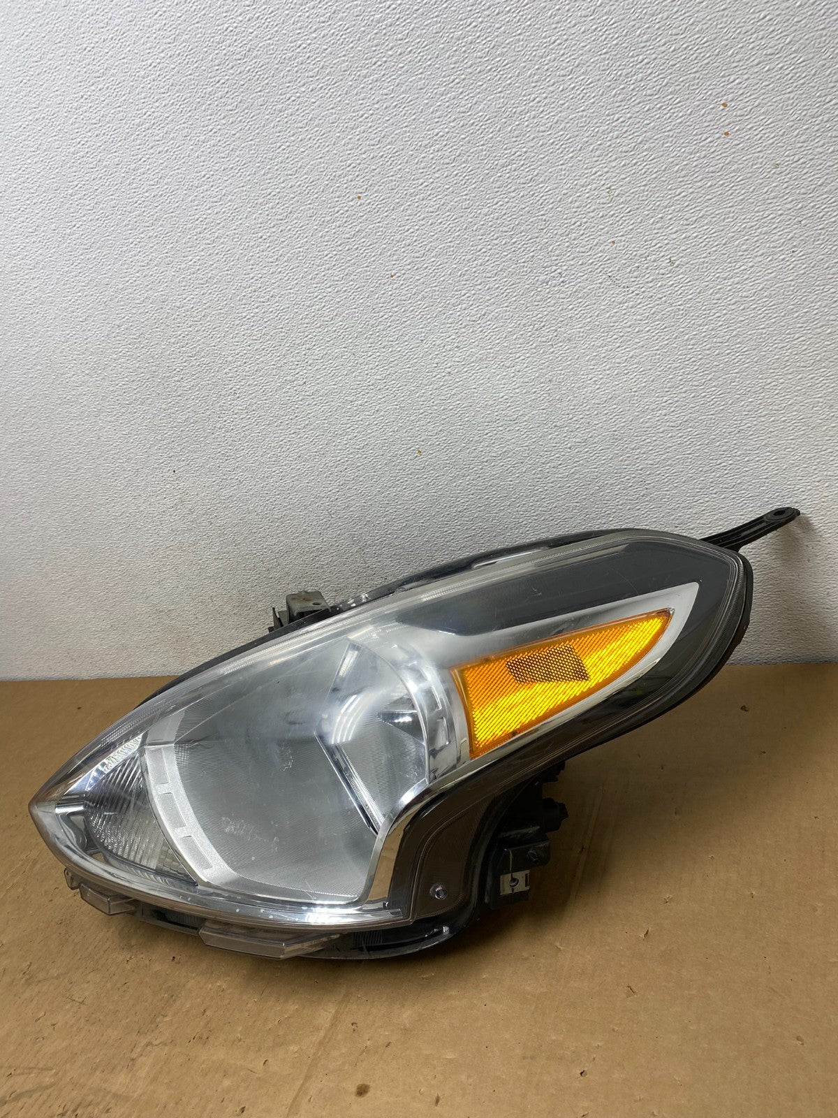 2015 to 2019 Nissan Versa Headlight Left Driver Lh Side AC8634 DW2